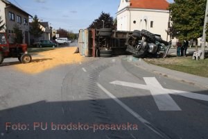Slika PU_BP/Prevrtanje traktora s prikolicom.jpg
